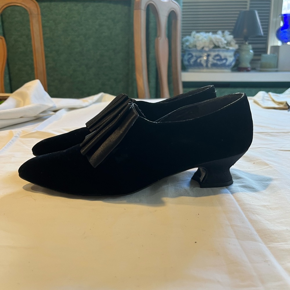 Walter Steiger: Black Velvet low heel with satin pleated top trim Size 6 1/2 M